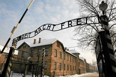 brama Auschwitz zima